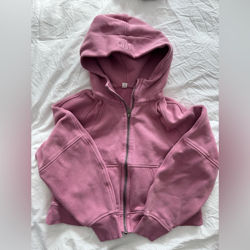 Lululemon scuba hoodie full zip. Missing the tie on the zipper but in good shape